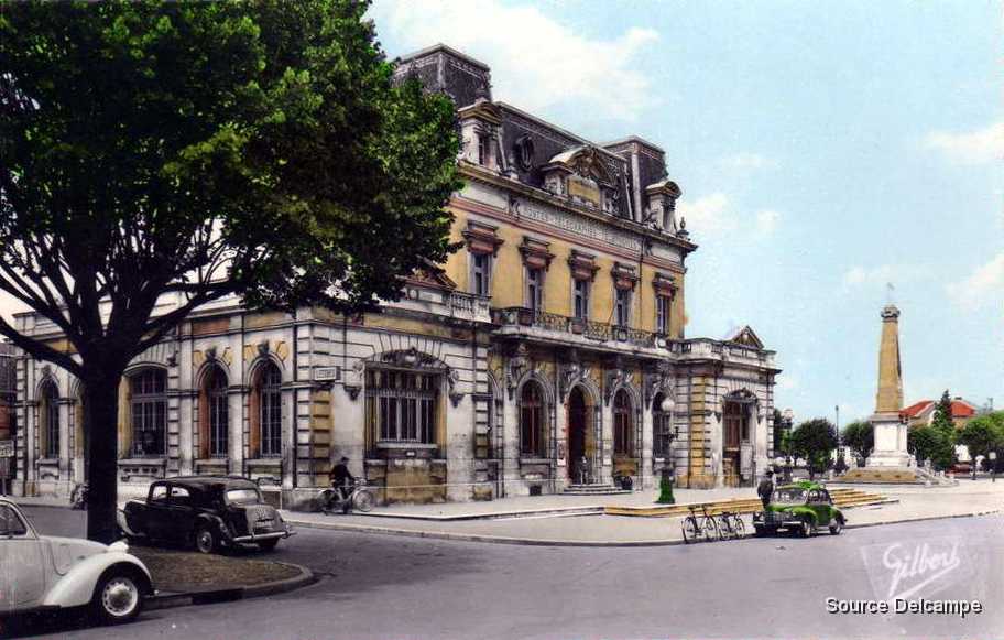 17 Rochefort Sur Mer Place de la poste.jpg